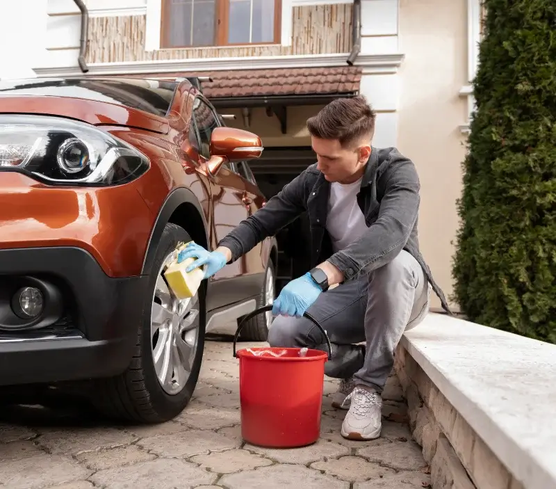 Lavage auto à domicile Saint-Derrien : professionnel intervenant sur un véhicule